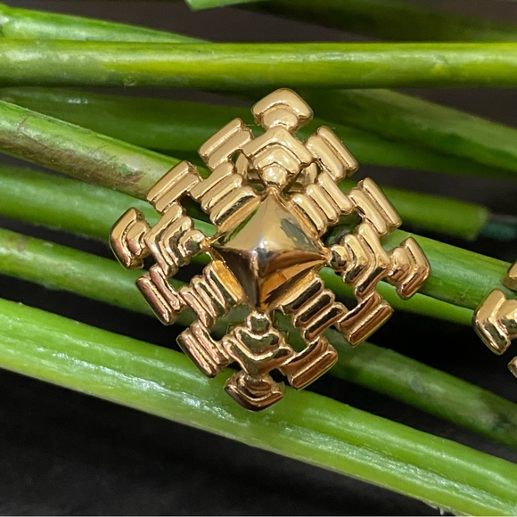 Vintage 70’s MONET Gold-tone Geometric Square Weave Clip Earrings - Picture 4 of 14